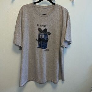 Buenos Tardis Graphic Dr Who Men’s T-Shirt